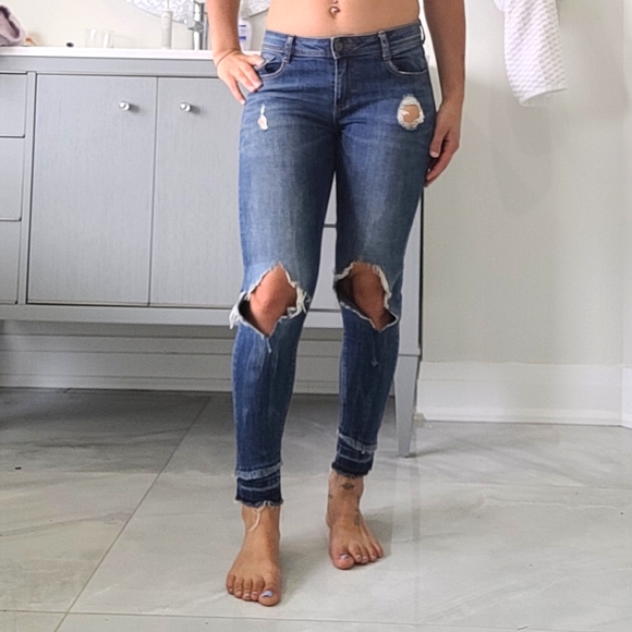 SUPER CUTE Zara Basic Denim Ripped Jeans with frayed, layered bottoms. - Picture 2 of 3